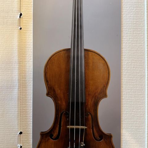 Flott Bøhmisk fiolin fra slutten av 1700-tallet selges