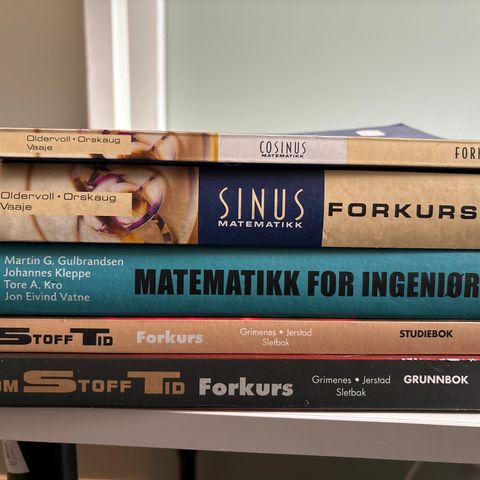 Bøker til forkurs for ingeniørutdanning og mattebok for ingeniørutdanning