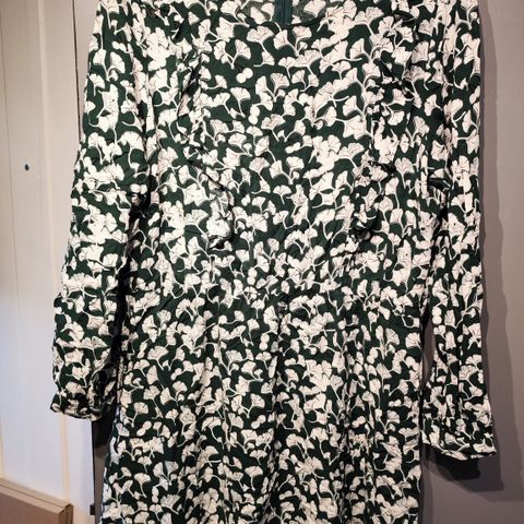 Kjole i mørkegrønn og hvit, str XL