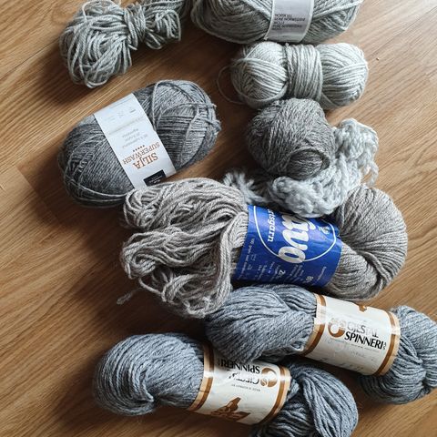 reservert - Bundle of yarn-  shades of grey and green