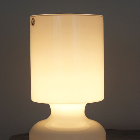 Bordlampe i håndlaget hvitt glass