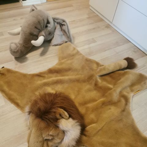 Brigbys elefanthode og løveteppe/kostyme.