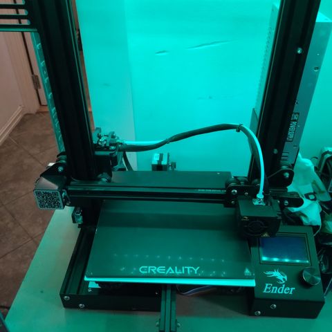 Ender 3 3d printer med noe ekstra utstyr