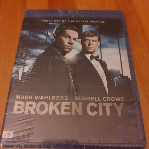 Broken city , Ny i plast