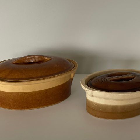 Franske ovnsfaste former med lokk i keramikk