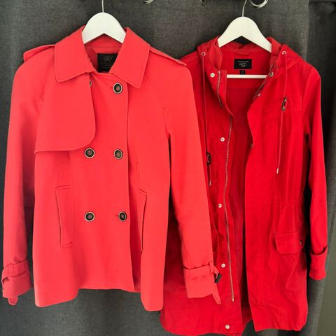 To røde jakker i str. S