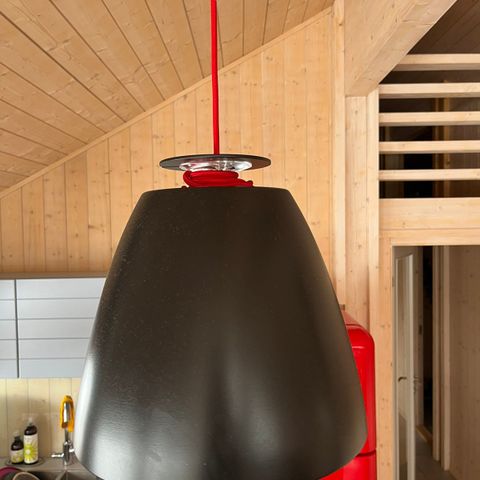 Frantsen taklampe - utgått modell med lekker rød detalj