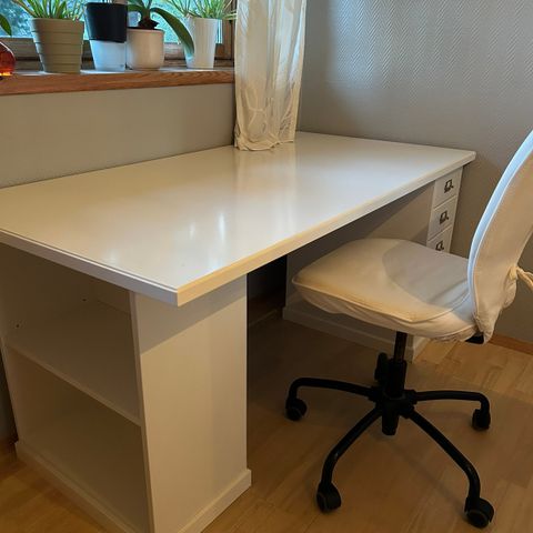 Hvitt heltre skrivebord