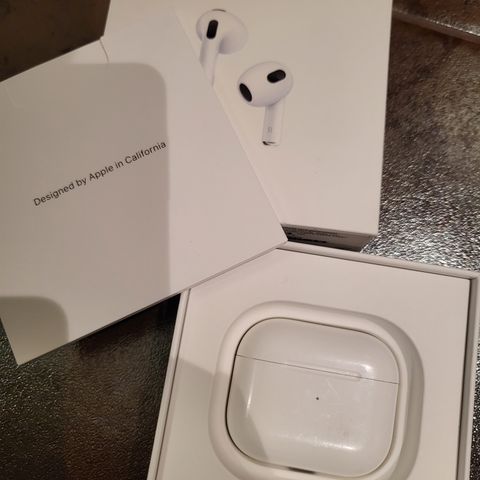 Case for AirPods med ubrukt ladekabel og eske