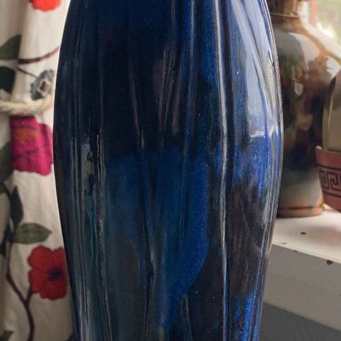 Black Design høy keramikk-flaske sort og cobolt 45,5 cm