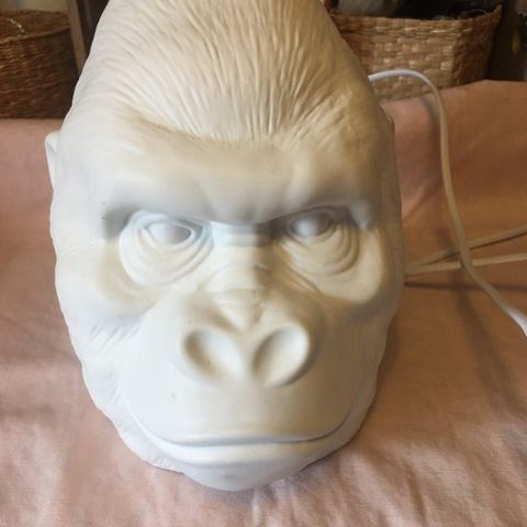 l Ape lampe selges for 100kr