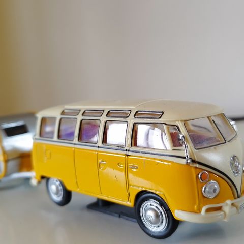 Volkswagen minibuss pluss campingvogn.  Samleobjekter.  
Metall  
Skala 1/43.