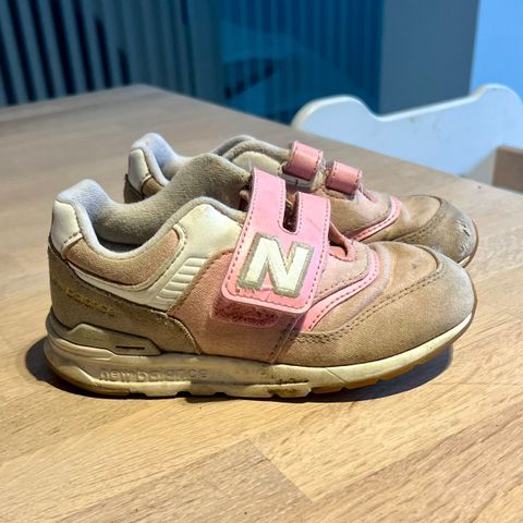 Rosa New Balance sko strl 27,5 gis bort