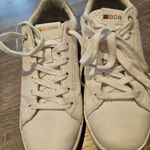 Hvite sneakers fra Bjørn Borg og fra Aldo