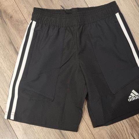 Adidas shorts str 128