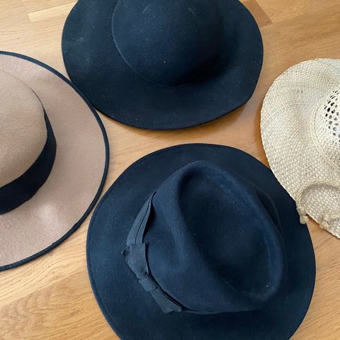 4 hatter selges samlet - 3 filthatter + 1 stråhatt til den hatteglade