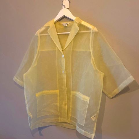 Stilig gul sommerlig oversized skjorte fra MONKI i str XS!
