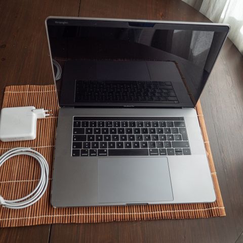STRØKEN MacBook Pro 15" 2019 (nytt batteri)