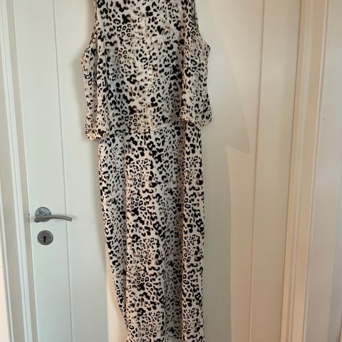 Nydelig kjole med leopardmønster