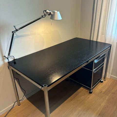 USM Haller bord, USM skuffeseksjon og Artemide Tolomeo lampe