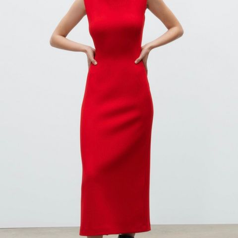 Rød kjole med firkantet hals / zara midikjole / ny med etikket, nypris 749