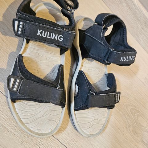 Pent brukte sandaler fra kuling