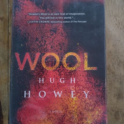 Wool, signert, Hugh Howey på engelsk.