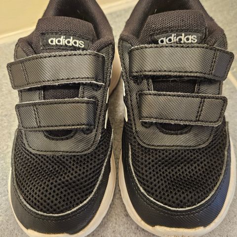 Adidas joggesko str 26. 17cm såle.