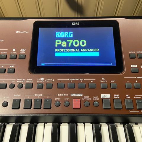 Korg PA700 Musikant Arranger keyboard med stativ.