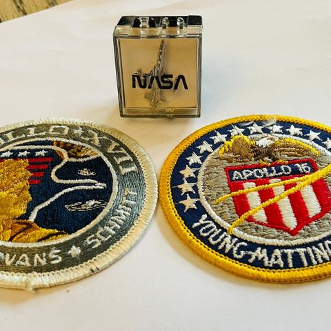 NASA - Apollo 16 og 17- merker/patches+ pin/ nål// romskip/ space/romfart