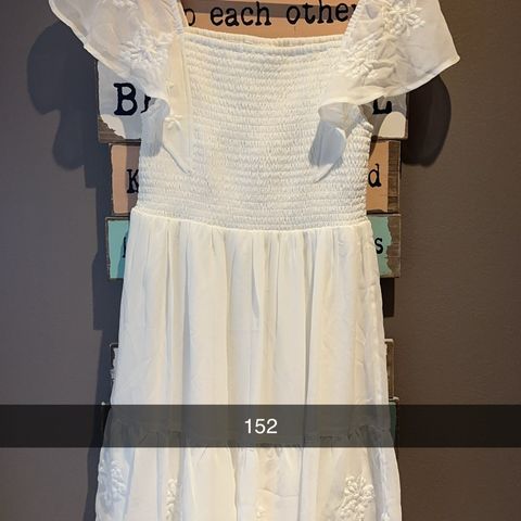 Hvit kjole str 152