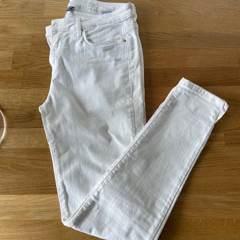 Lekre hvite jeans fra Tommy Hilfiger