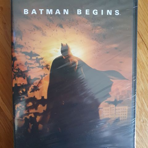 BATMAN BEGINS.  I PLAST