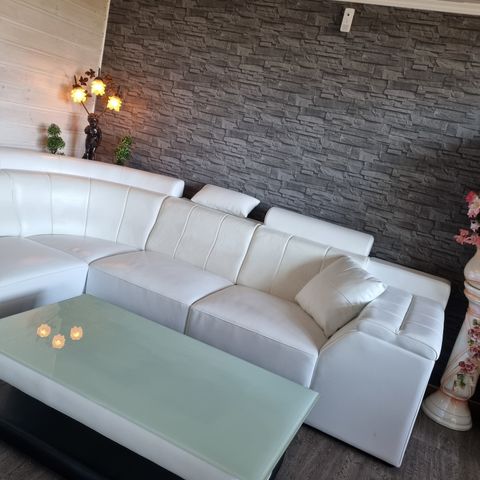 Nydelig sofa med lys i