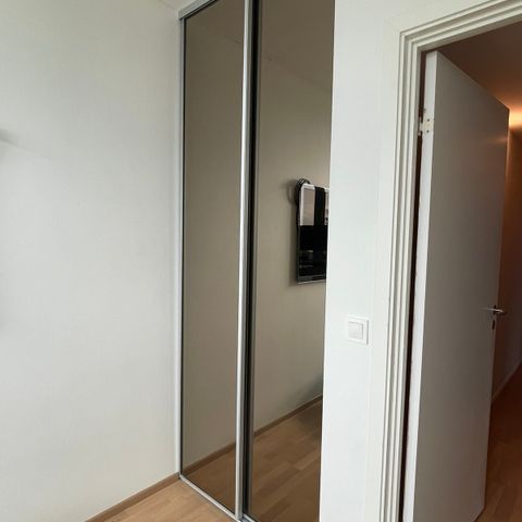 Skyvedør garderobe i mørk speil 260x97