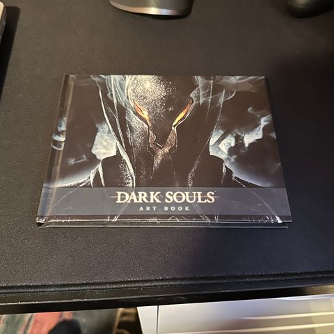 Dark Souls Art Book (fra spillet dark souls) med soundtrack og behind the scene