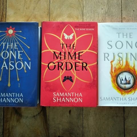 Samantha Shannon, signert The Bone Season trilogy på Engelsk