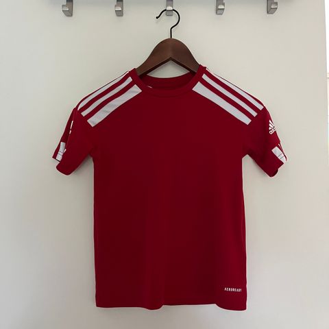 Adidas trening t-shirt str 9/10 140 selges hbo 40kr.