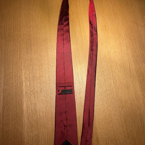 Rødt slips fra Dressmann