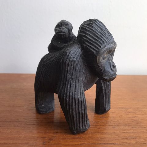 Veldig pent utskåret vintage gorilla skulptur i mørkmalt tre