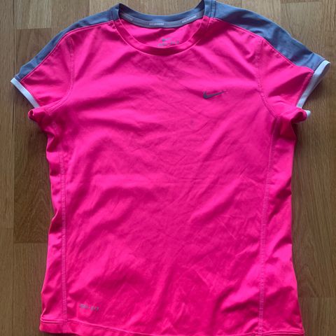 Lite brukt Nike dri-fit tskjorte. Rosa farge. str L (146-156). kr 200