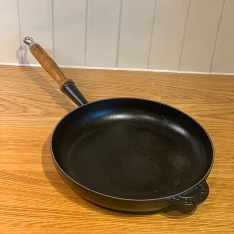 Le Creuset stekepanne med trehåndtak 28 cm