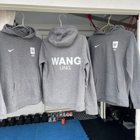Wang Ung klær / tøy med offisiell logo pent brukt til salgs
