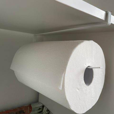 hvit  papirhåndkleholder, kjøkkenrullholder