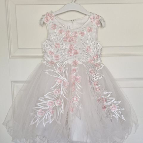Sommer kjole. Jente på 3-4 år. I hvit farge med rosa brodderte blomster perler.