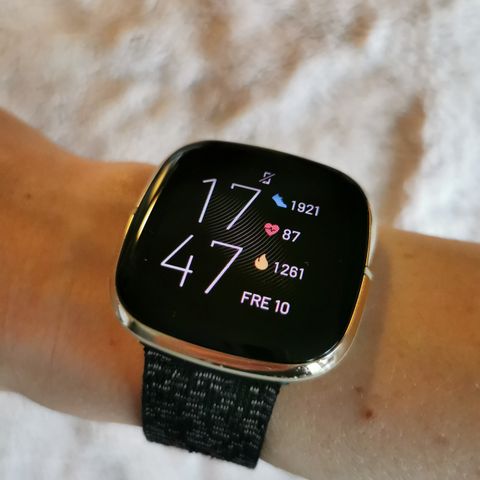 Fitbit Sense smart klokke i Gold med ekstra reim