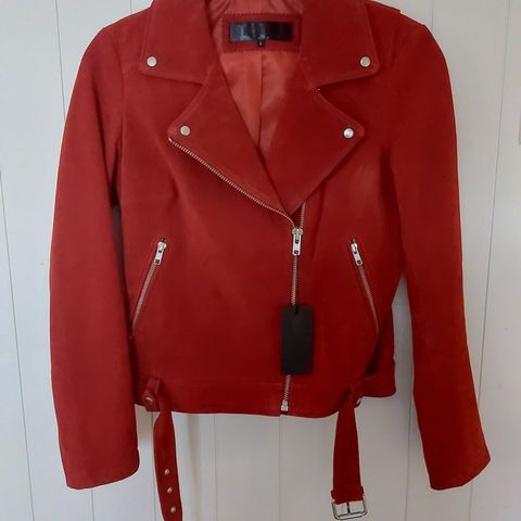 Kul, veldig rød ubrukt jakke