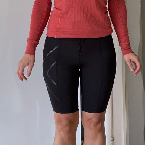 2XU kort tights til dame str S, 200kr