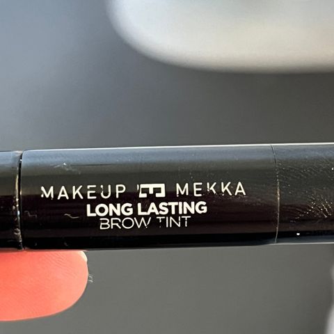 Ønsker å kjøpe Makeup mekka sin «long lasting brow tint»