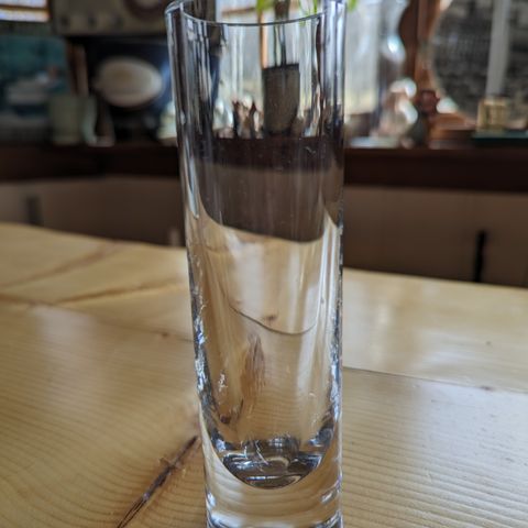 Liten vase fra Magnor Glassverk (ca. 16 cm H)
